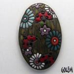 dark oval cabochon, daisees