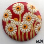 large round cabochon, daisies on red
